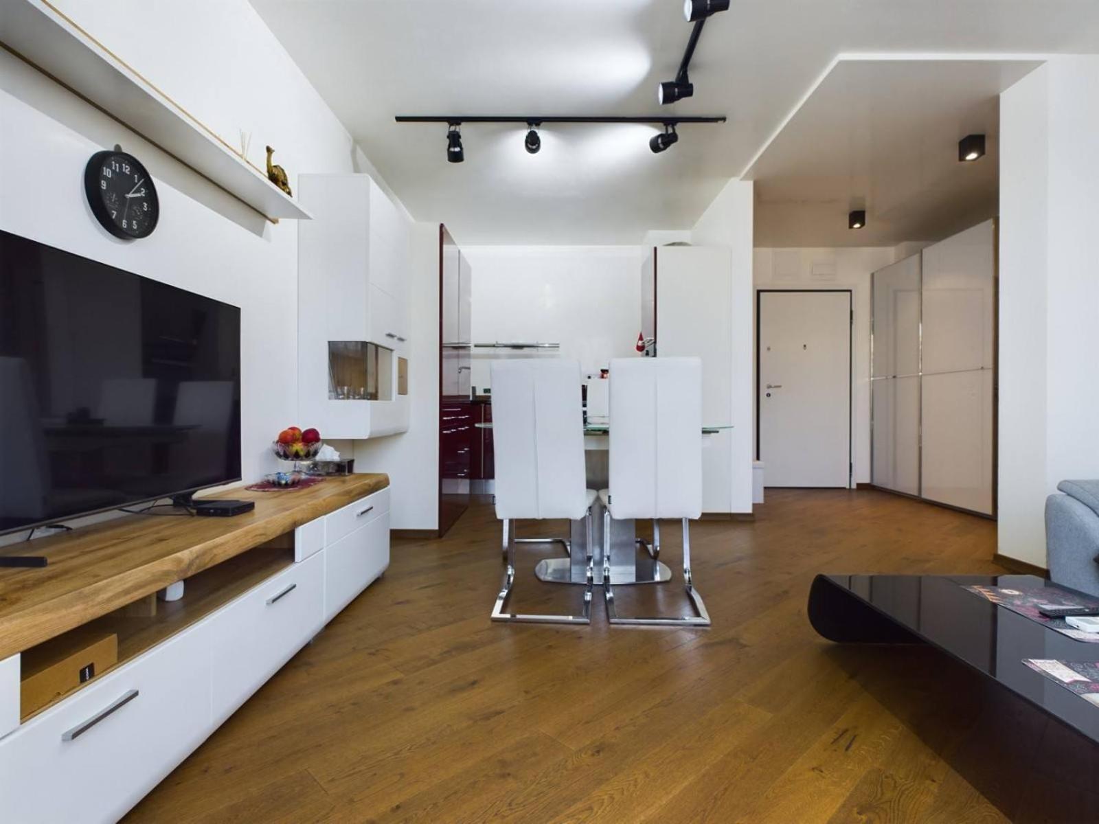 Luxury In Building K55 With Free Garage Appartamento Varna