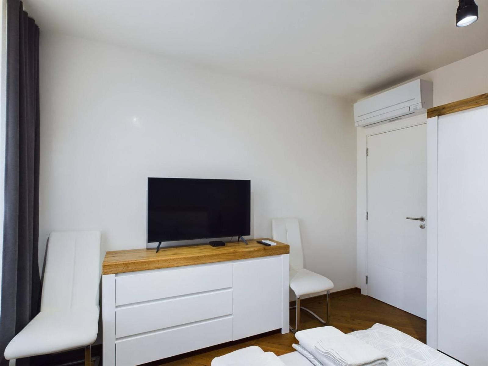 Luxury In Building K55 With Free Garage Appartamento