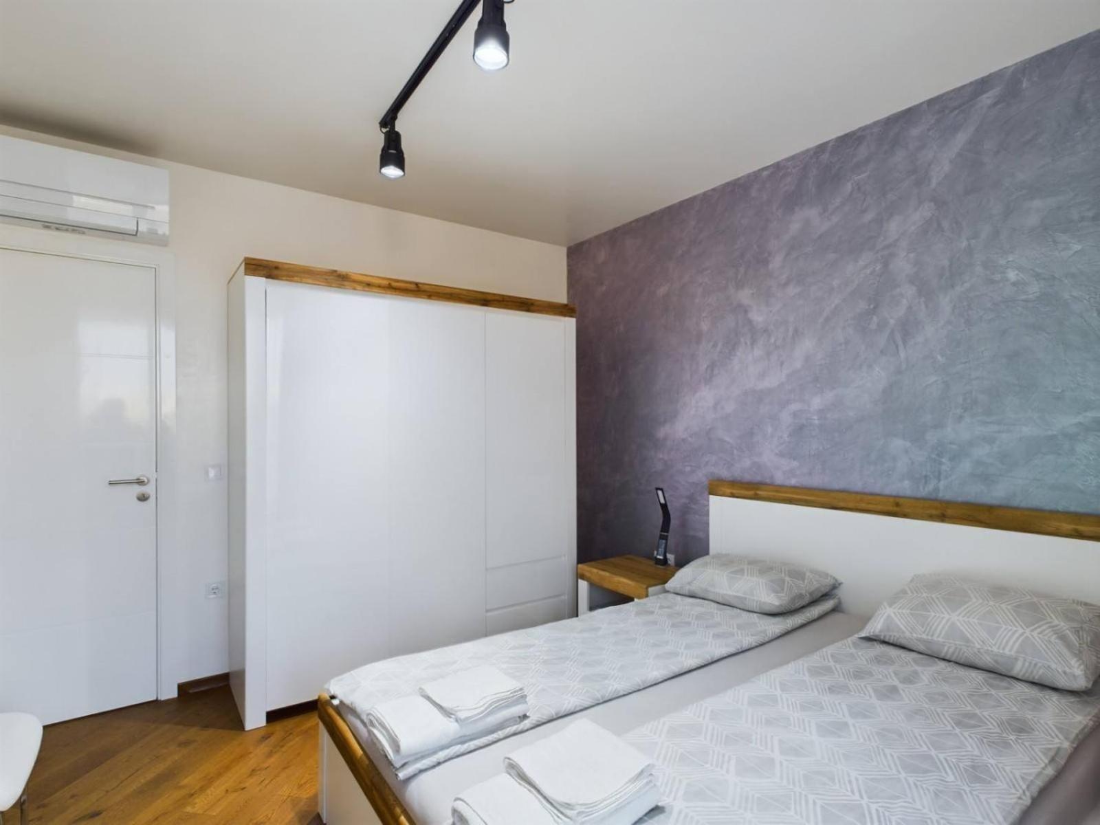 Luxury In Building K55 With Free Garage Appartamento *